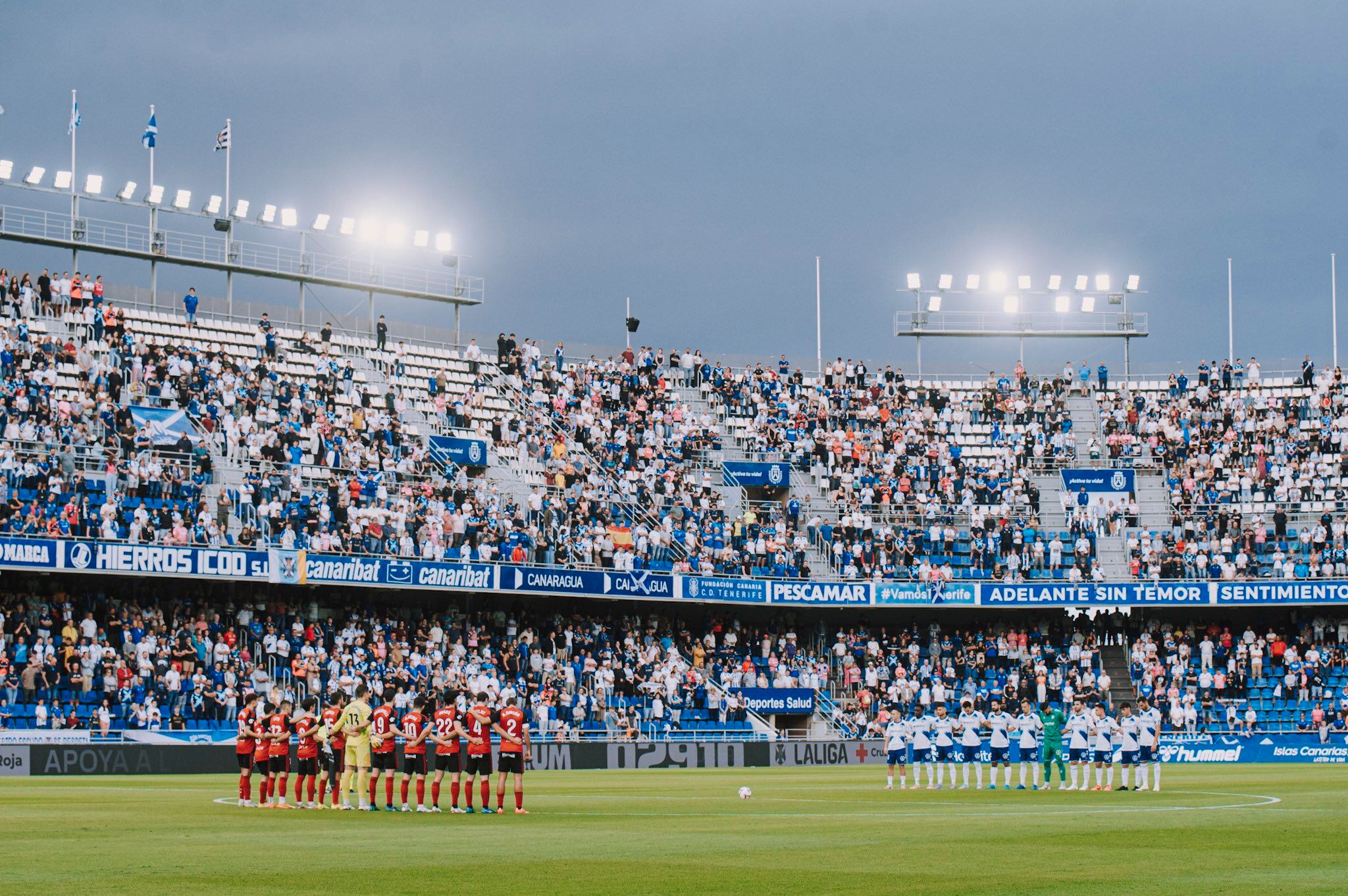 Minuto de silencio en el Heliodoro antes del CD Tenerife-CD Mirandés en memoria de las víctimas de la DANA.