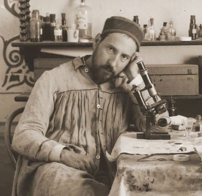 Santiago Ramón y Cajal, ante el microscopio