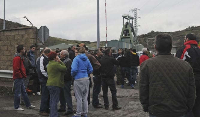 Varias personas en las inmediaciones del Pozo Emilio del Valle de Llombera de Gordón (León), donde al menos seis personas han fallecido