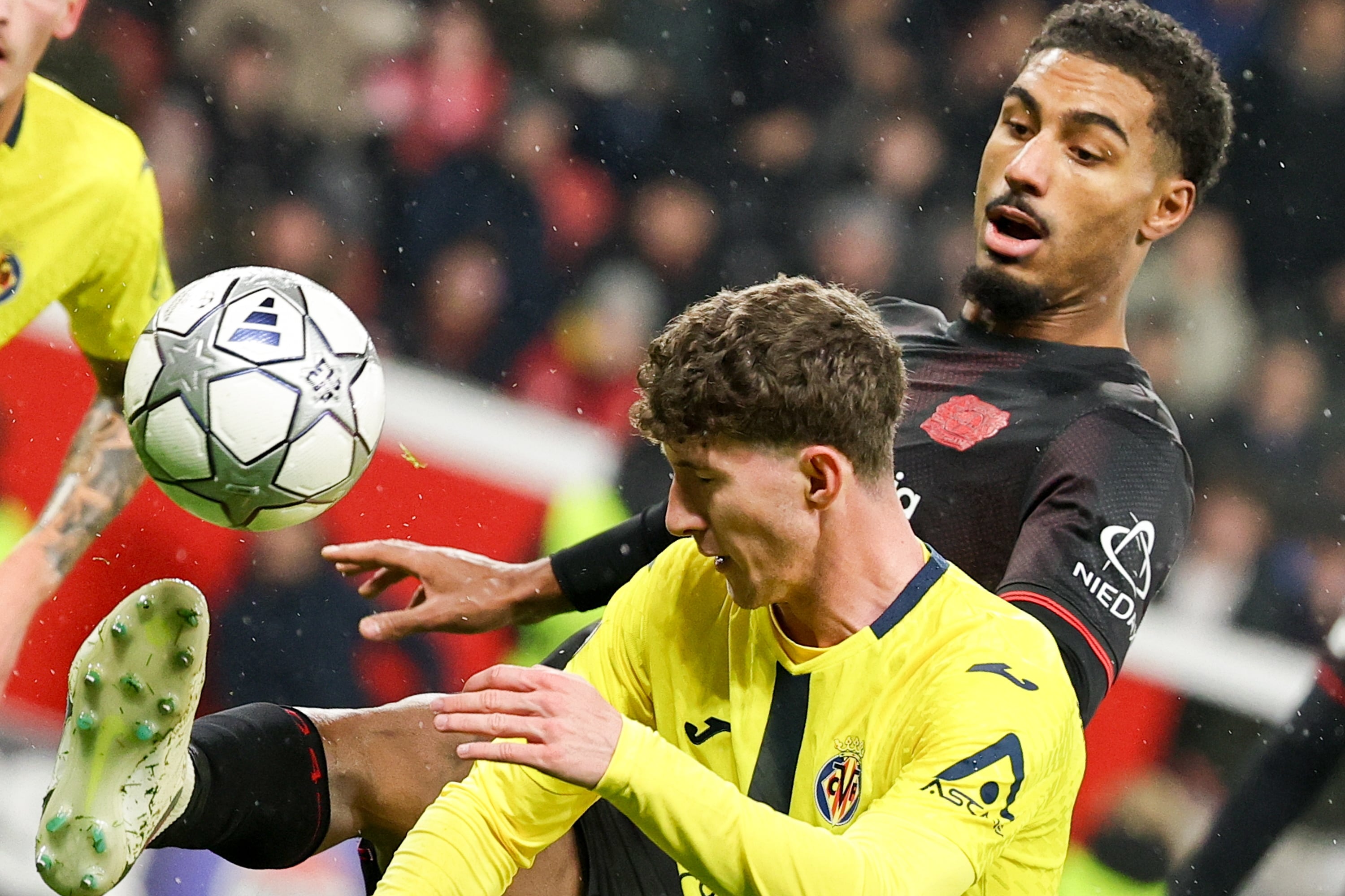 DORTMUND (Germany), 28/01/2026.- Pau Navarro (L) of Villarreal in action against Loic Bade of Leverkusen during the UEFA Champions League match between Bayer 04 Leverkusen and Villarreal CF, in Leverkusen, Germany, 28 January 2026. (Liga de Campeones, Alemania) EFE/EPA/FRIEDEMANN VOGEL