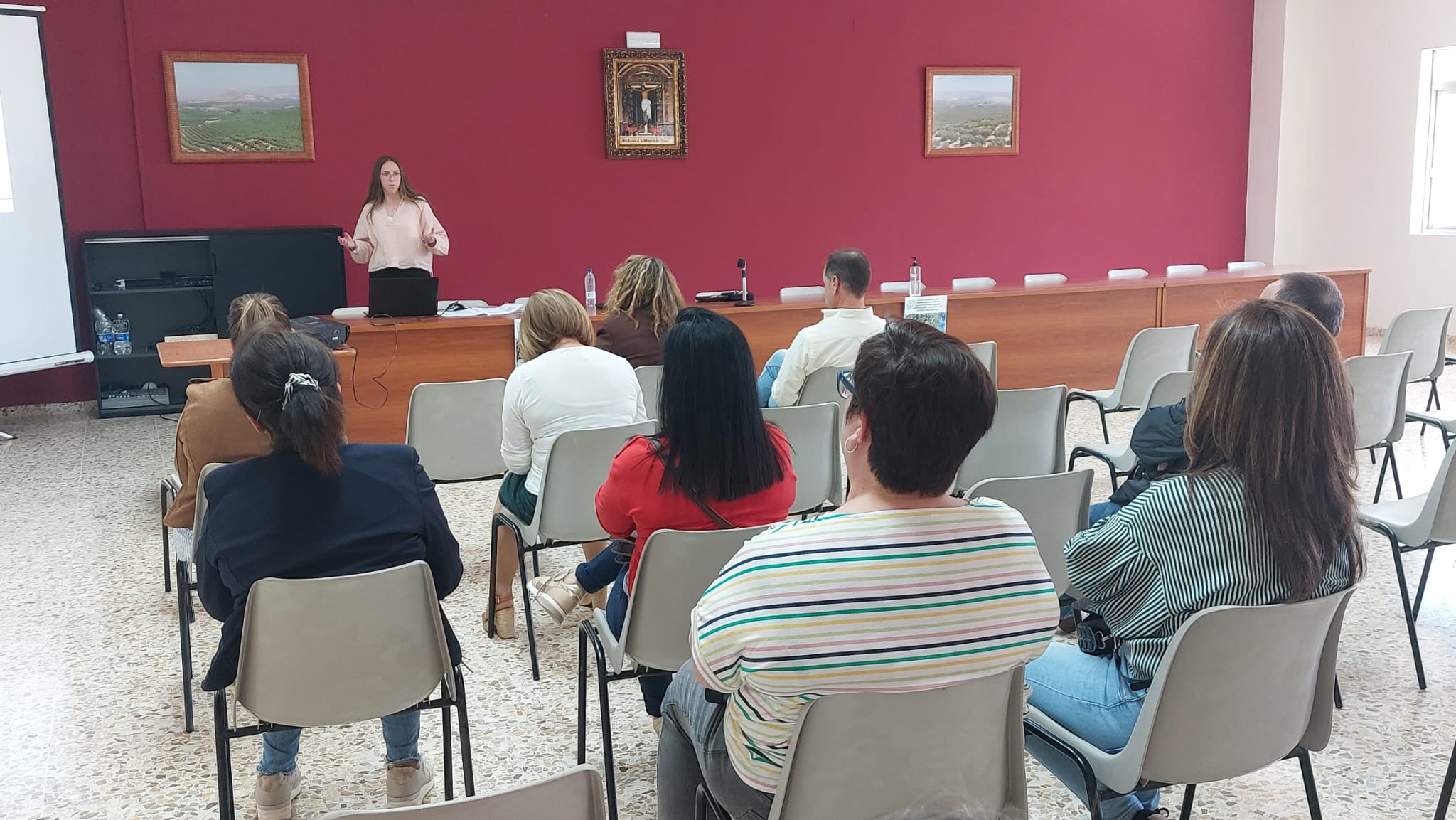 María Guerrero Mora impartiendo el primer taller