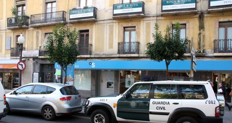 Un vehicle de la Guàrdia Civil aparcat a la Rambla Nova de Tarragona.