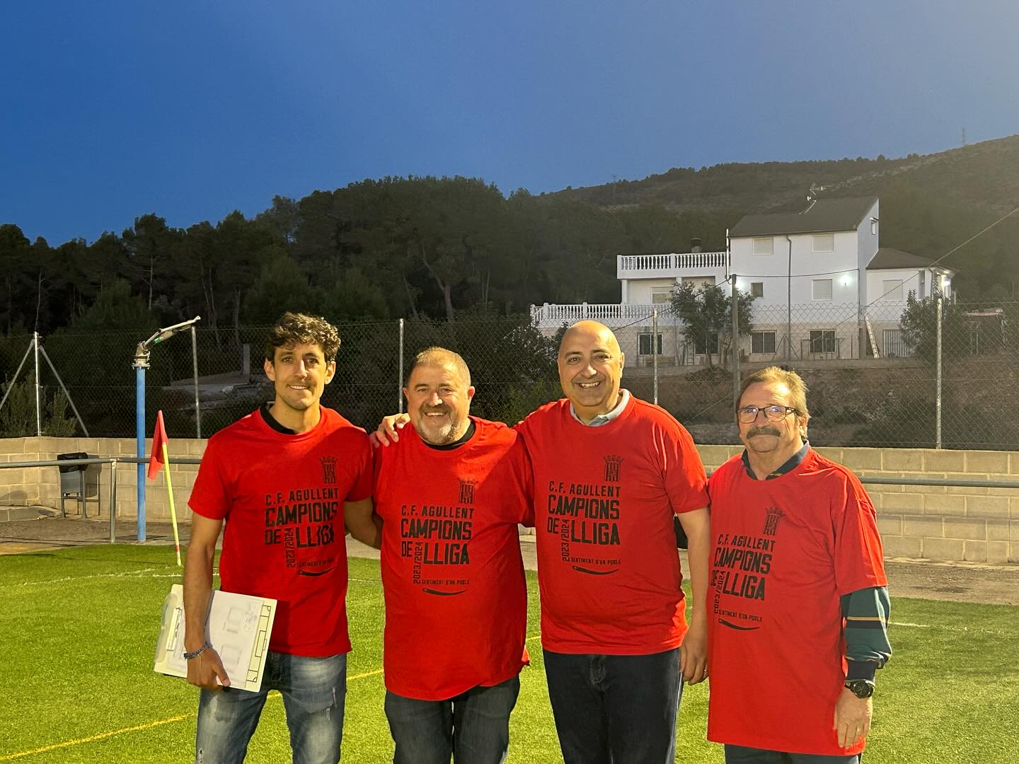 Pablo Iglesias, a l'esquerra, junt a membres de la directiva i l'alcalde d'Agullent, Pau Muñoz // Foto: CF Agullent
