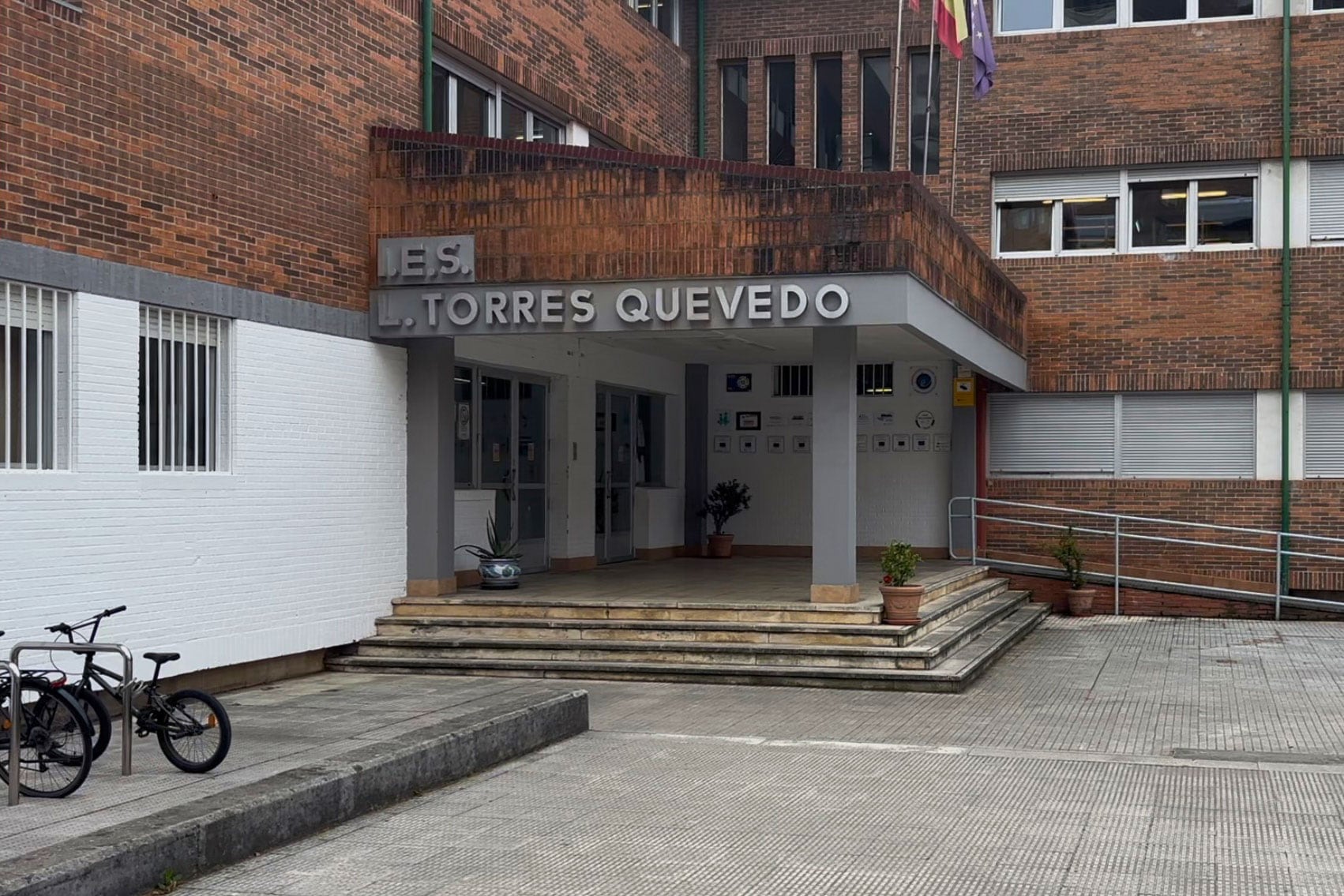 COLINDRES (CANTABRIA), 27/03/2025.- Fotografía del IES Torres Quevedo de Colindres (Cantabria), donde se ha producido la agresión al menor con discapacidad. La Consejería de Educación de Cantabria investiga dentro del procedimiento de acoso escolar activado por la agresión a un menor con discapacidad en el instituto Torres Quevedo de Santander si previamente pudo haber otros episodios. EFE/ Kike Serrano
