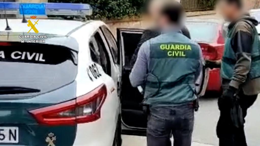 Momento en el que los agentes de la Guardia Civil detienen al principal sospechoso