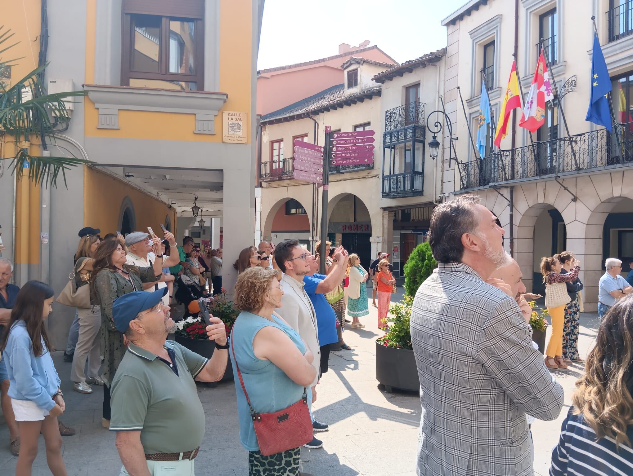 El anunciado reestreno del sonido del carillón ha congregado a un nutrido grupo de vecinos