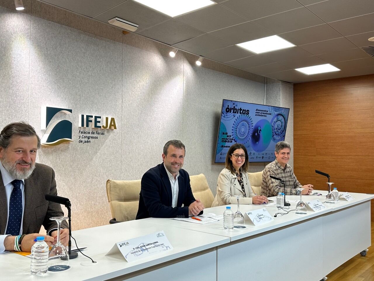 Luis Jesús García Lomas, gerente de Fundación Caja Rural: el alcalde de Jaén Julio Millán, la presidenta de Ferias Jaén África Colomo y el director de la Escuela de Arte José Nogué, Manuel Molina; en la presentación de Órbitas.