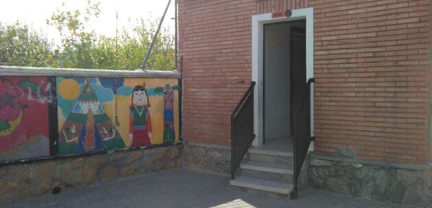 Algunos centros siguen teniendo problemas de accesibilidad, como estas escaleras para acceder a los aseos