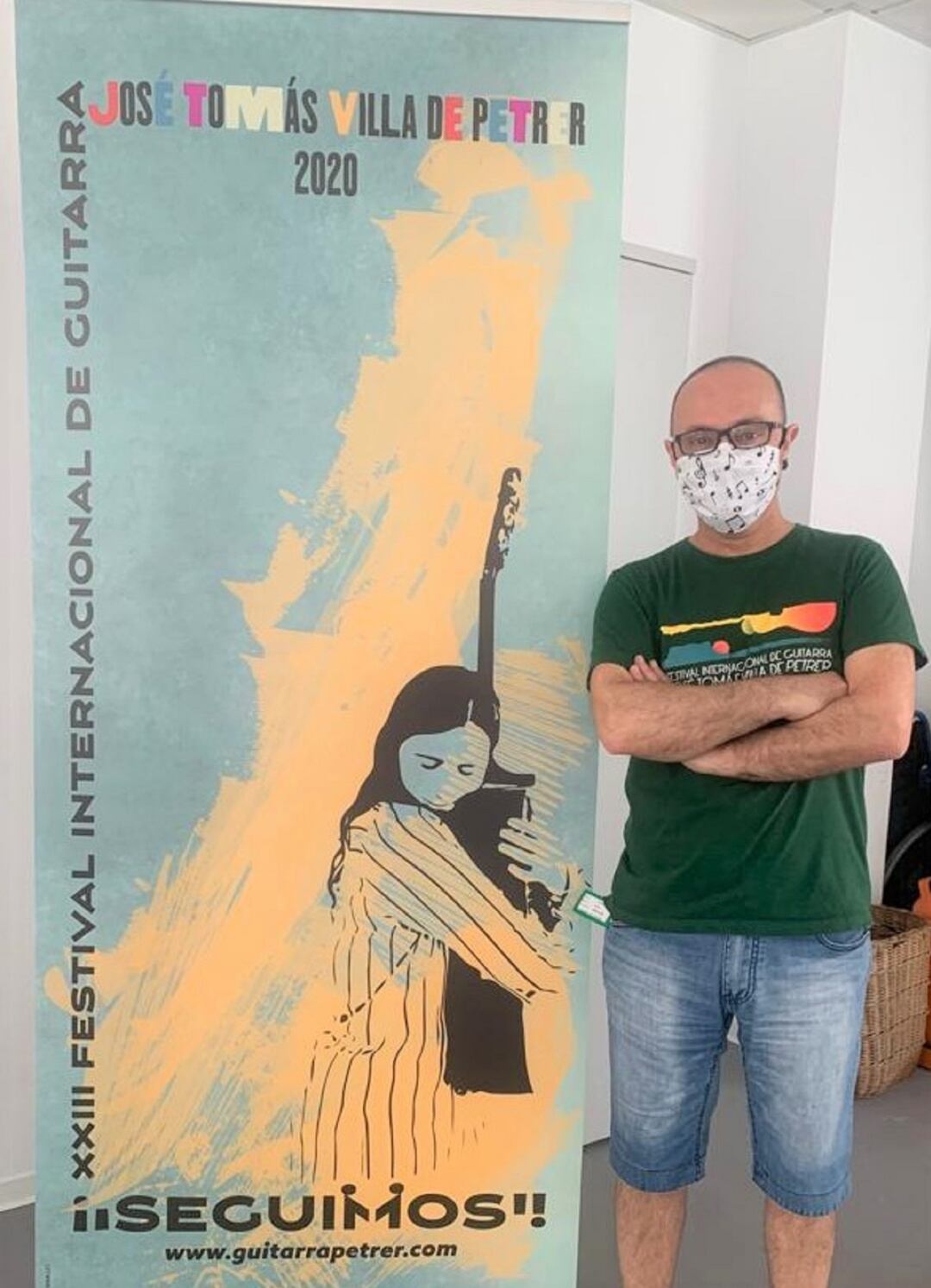 Pepe Payá, director del  Festival Internacional de Guitarra de Petrer, junto al cartel de esta edición.