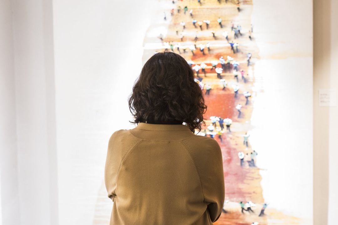 La presidenta de la Comunidad de Madrid, Isabel Díaz Ayuso, durante una visita al Salón de Arte Moderno (SAM), a 13 de abril de 2021.