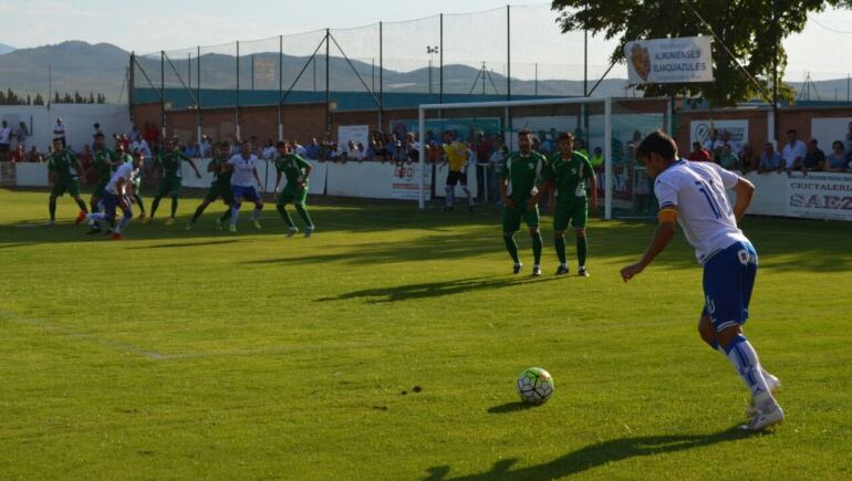 Dorca saca una falta contra el Club Deportivo Ebro