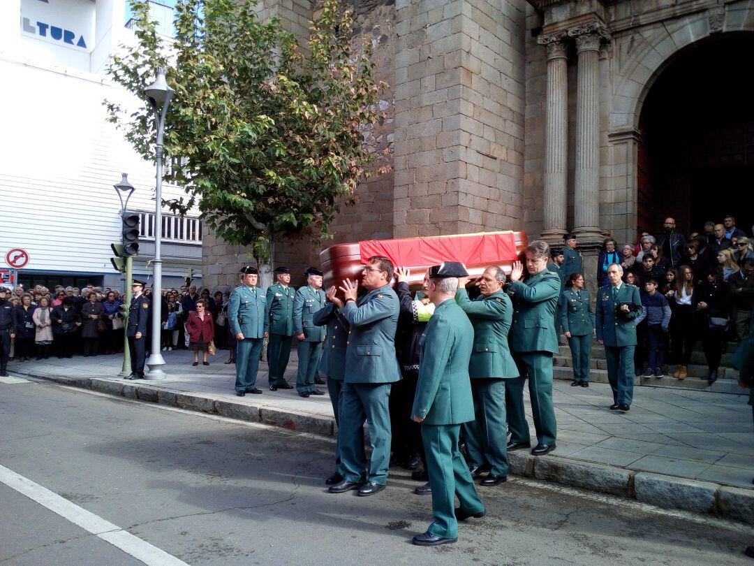 Momento de la despedida del guardia civil tras la misa funeral