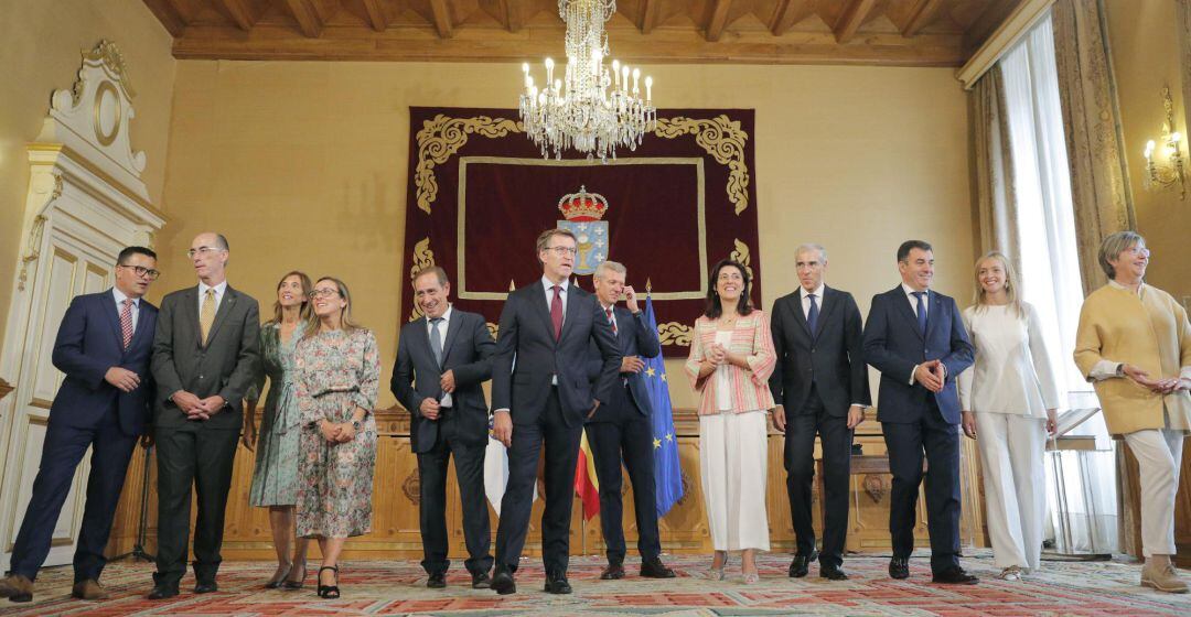 El presidente de la Xunta, Alberto Núñez Feijóo, posa con el nuevo gobierno tras el acto de toma de posesión de los conselleiros, en Santiago de Compostela.