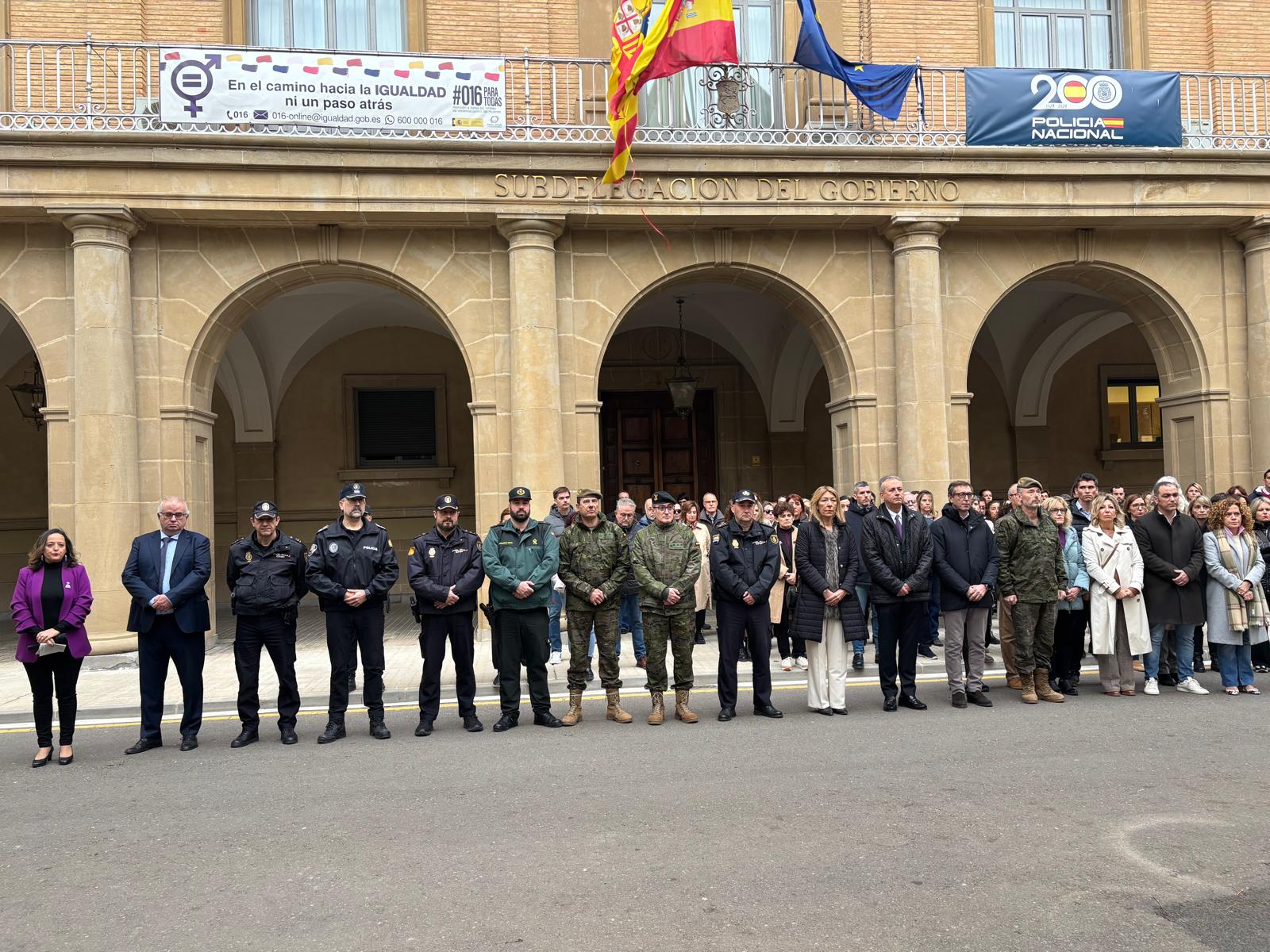 Participantes en el minuto de silencio este 25N a las puertas de la Subdelegación del Gobierno en Huesca