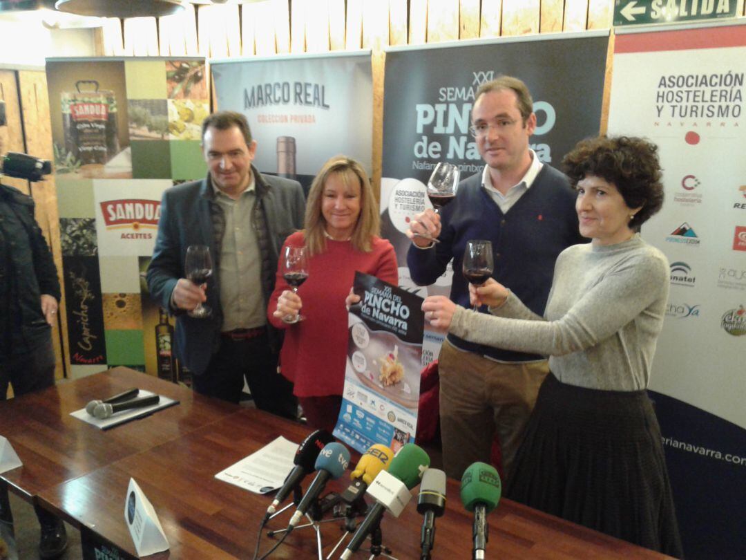 Organizadores y patrocinadores de la Semana del Pincho de Navarra en su presentación