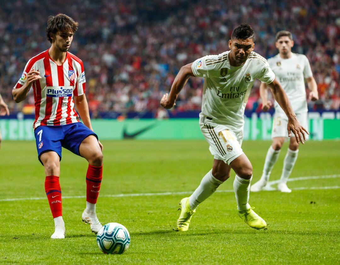 Joao Félix y Casemiro durante el Atlético-Real Madrid disputado en el Wanda Metropolitano.