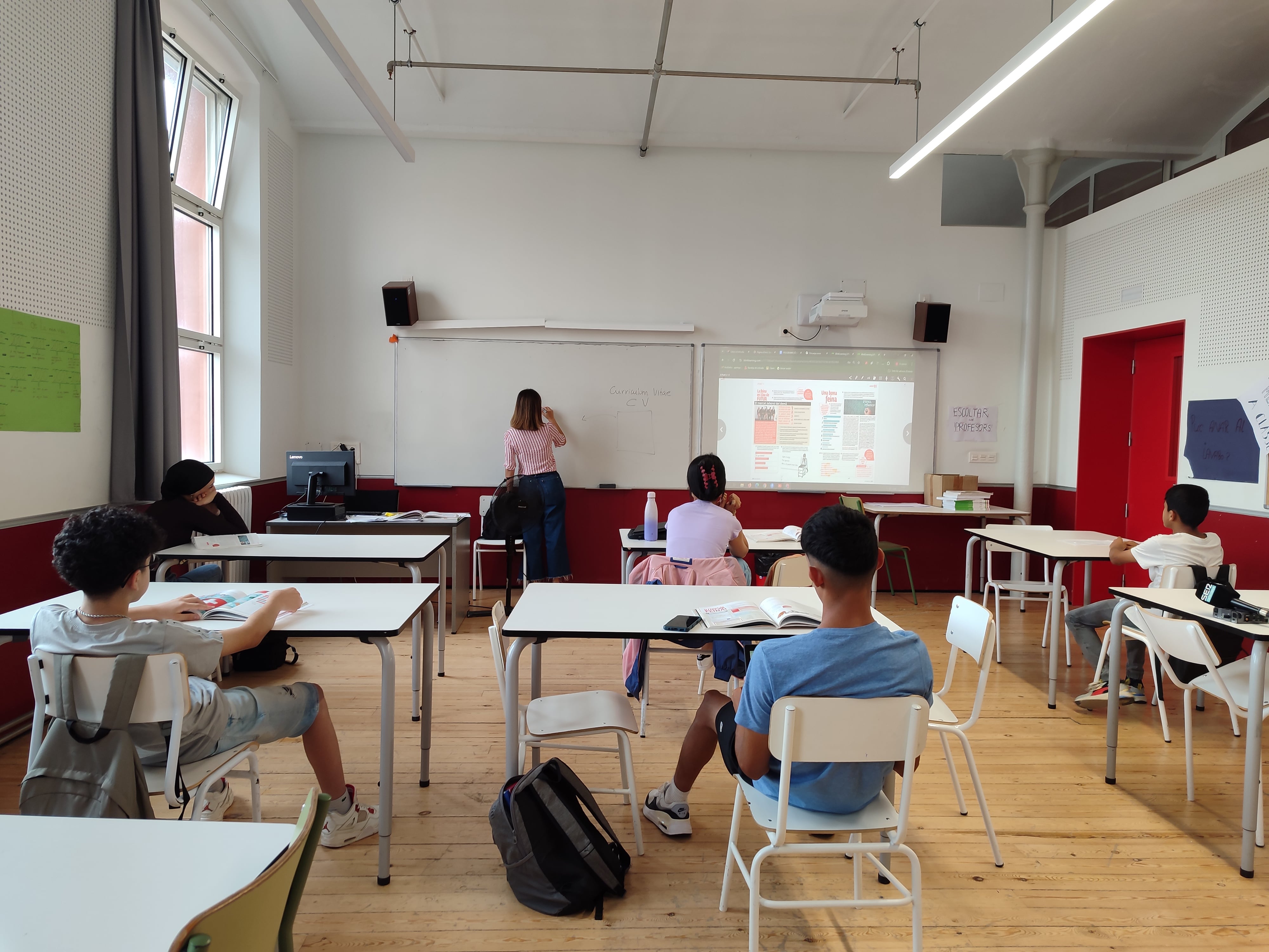 Alumnes de l'aula d'acollida accelerada a l'Institut Martí Pous de Barcelona