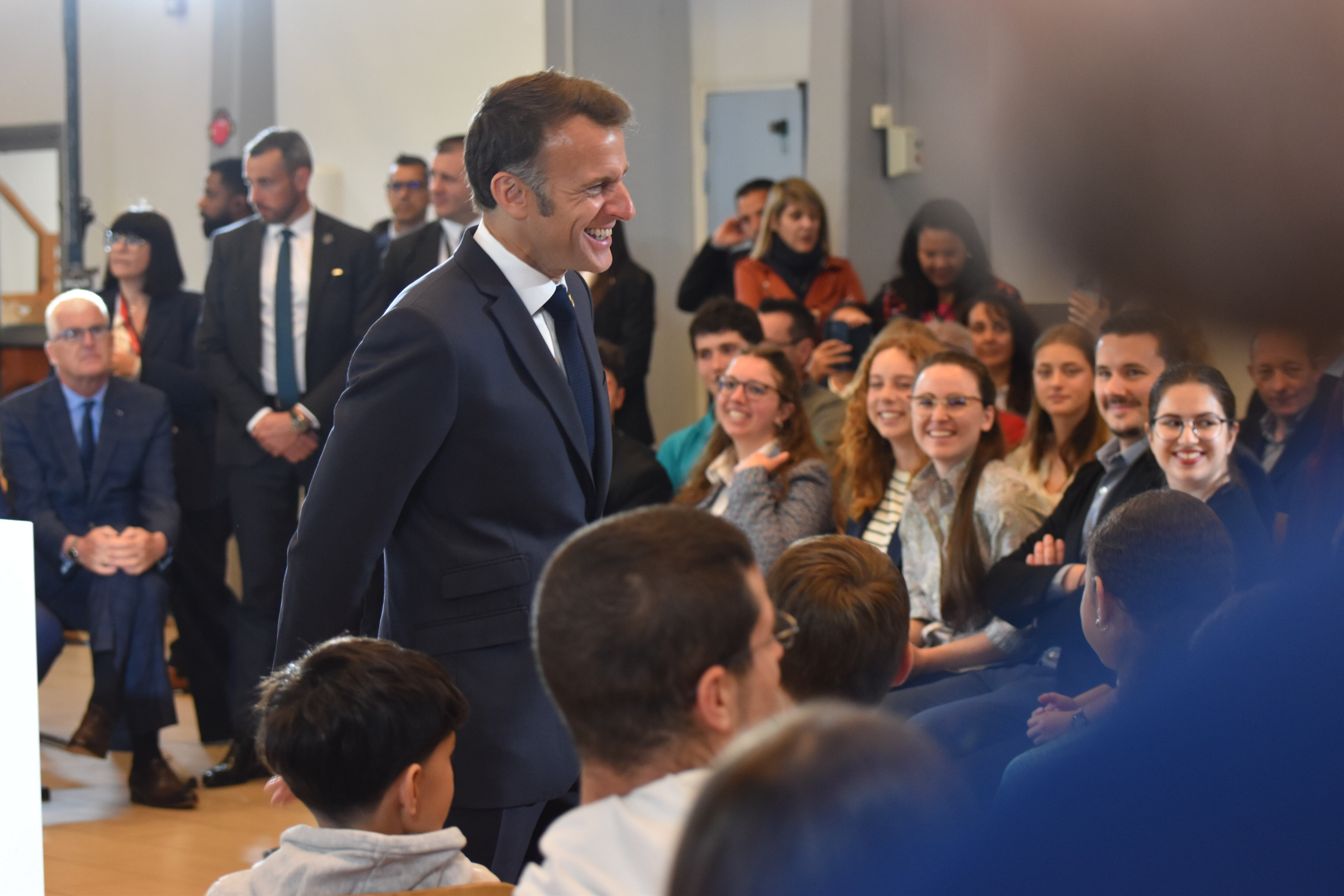 Emmanuel Macron conversa amb els alumnes del Lycée Comptes de Foix on ha començat la segona jornada de la visita oficial a Andorra