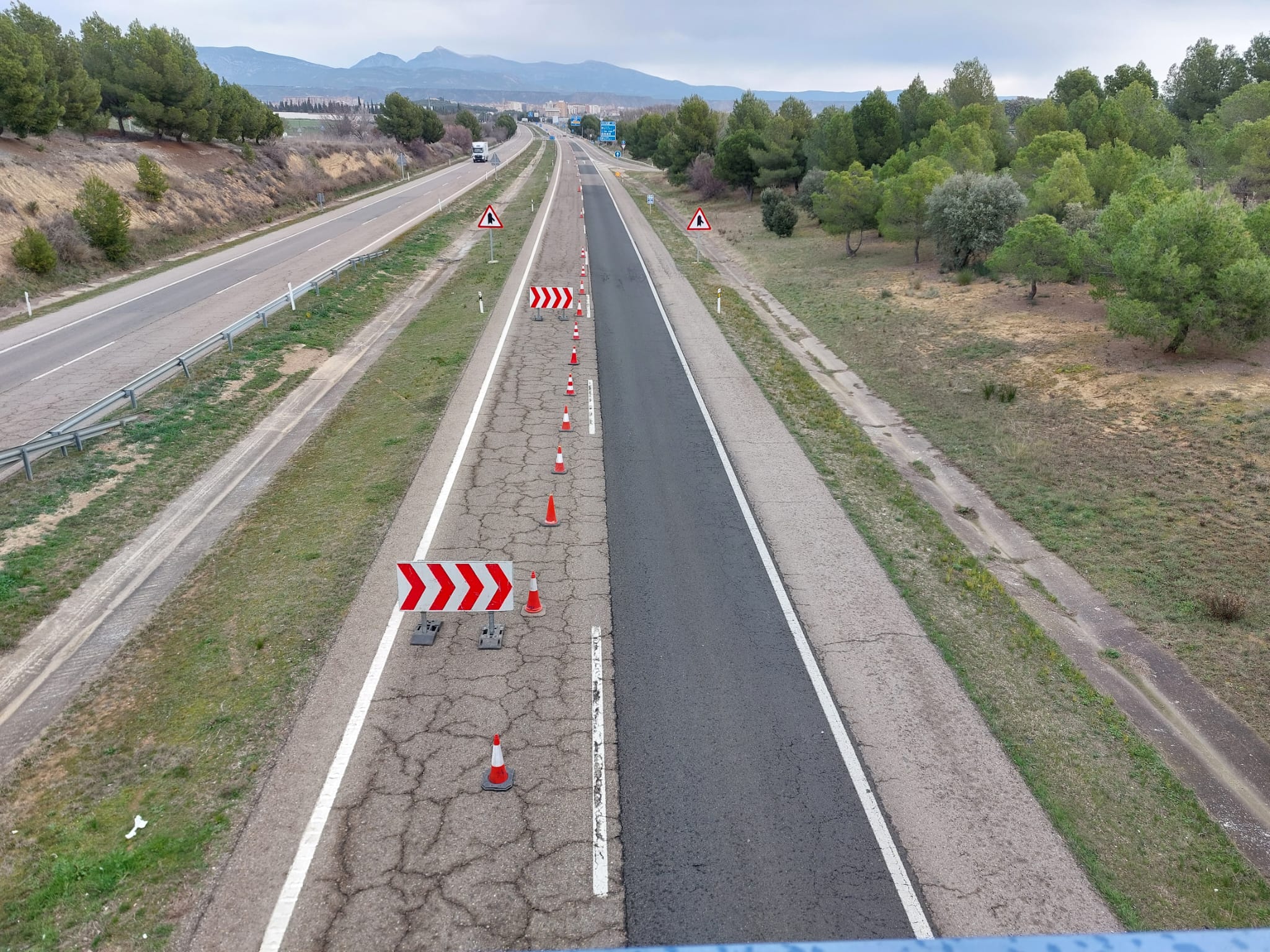 Obras de reparación del firme en la A-23, llegando a la entrada de Huesca Sur