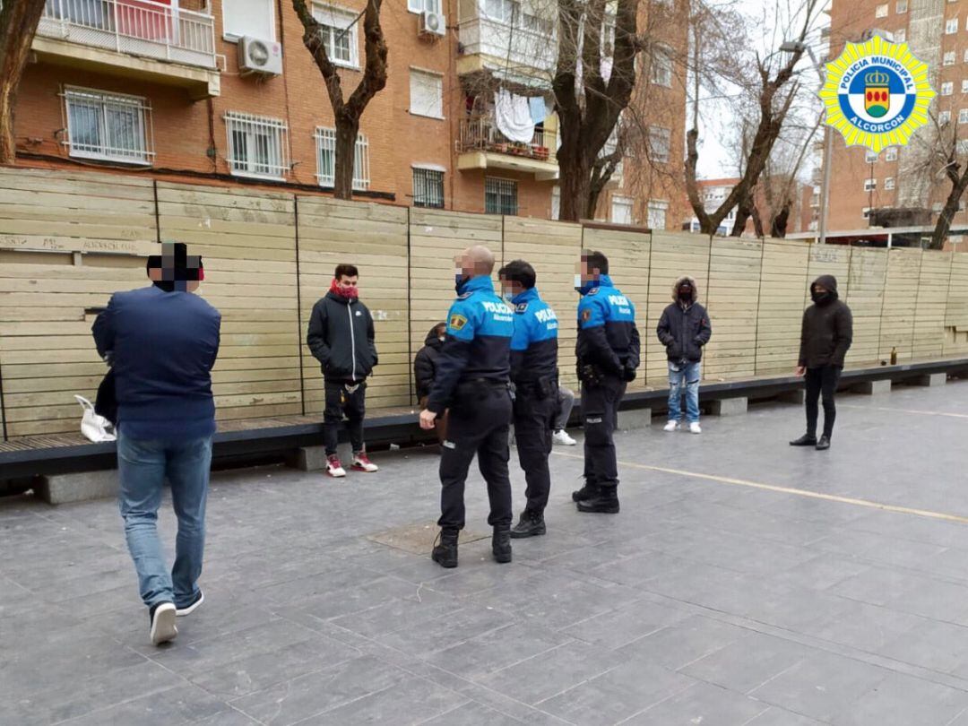 Intervención de la Policía Municipal de Alcorcón en la Plaza San Pedro Bautista