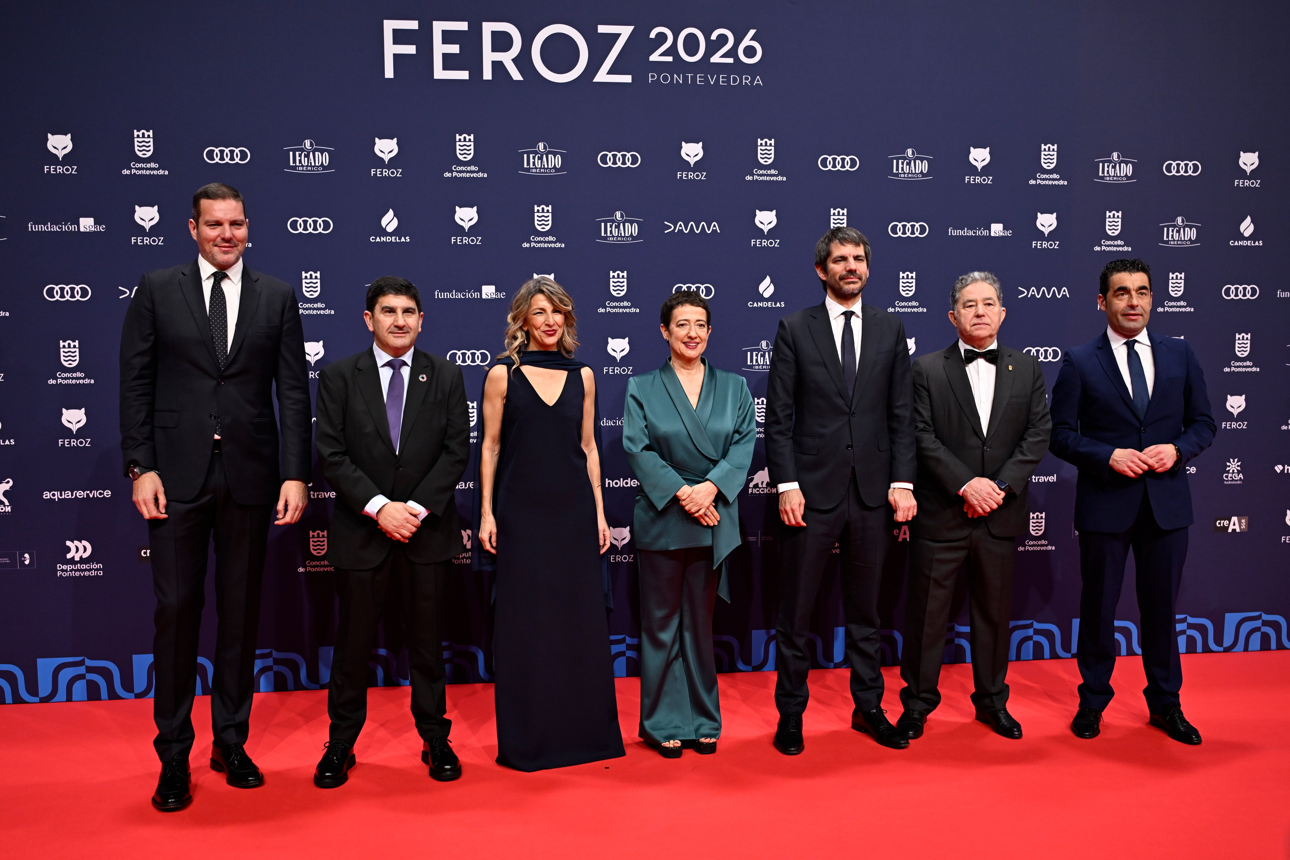 PONTEVEDRA, 24/01/2026.- La presidenta de la Asociación de Informadores Cinematográficos de España, Maria Guerra (c), acompañada por la ministra de Trabajo, Yolanda Díaz y el ministro de Cultura, Ernest Urtasun (3d), entre otras personalidades, posan a su llegada a la gala de entrega de los Premios Feroz 2026, organizada por la Asociación de Informadores Cinematográficos de España (AICE), hoy sábado en el Pazo da Cultura de Pontevedra. EFE/Brais Lorenzo
