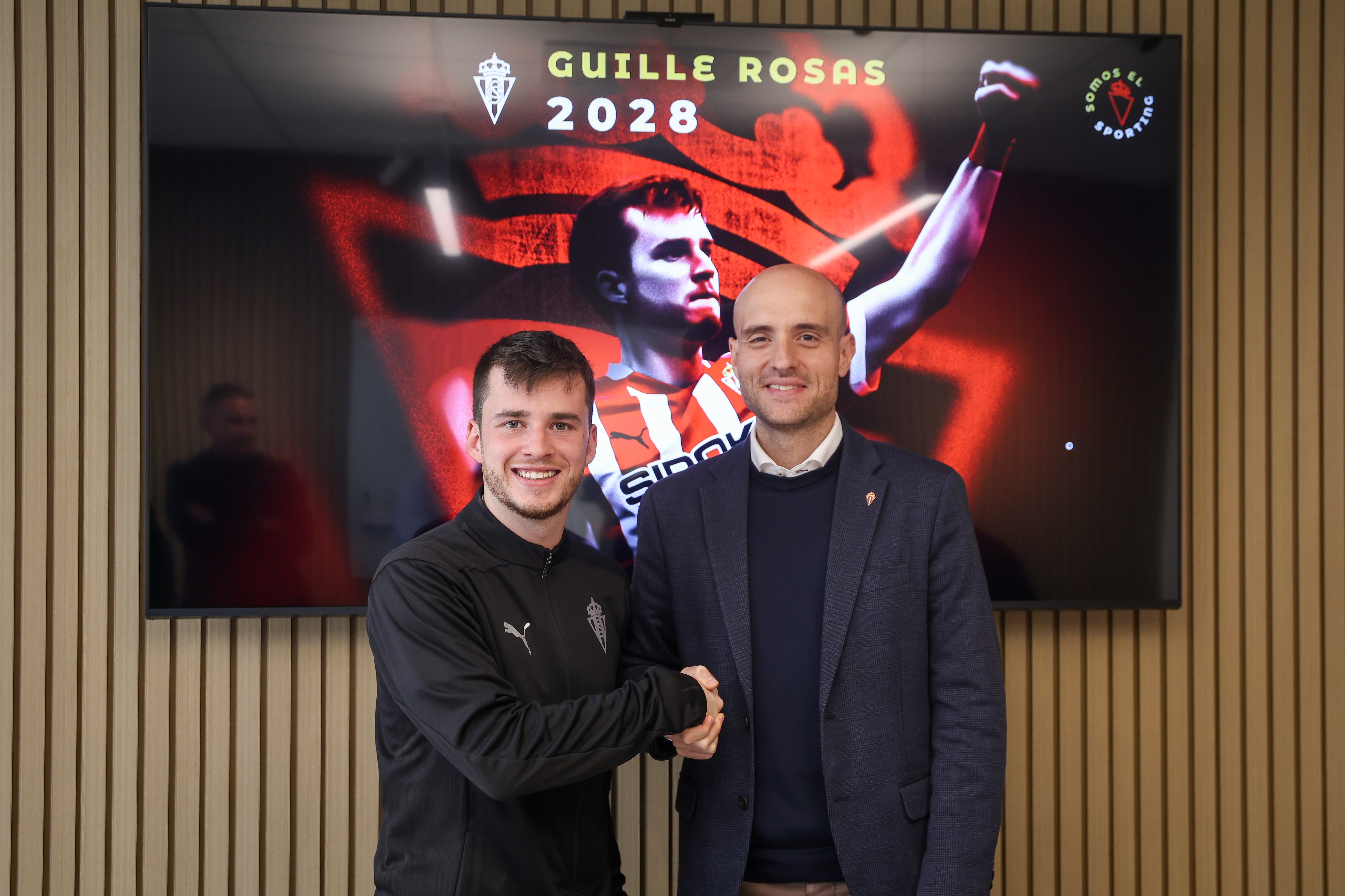 Guille Rosas estrecha la mano del presidente ejecutivo del Sporting, David Guerra, tras firmar su nuevo contrato hasta 2028.