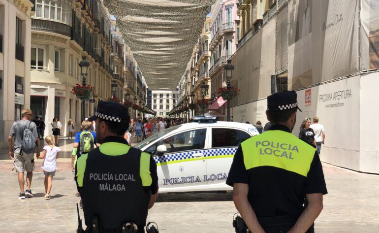 Agentes de la policía local de Málaga ante la calle Larios 