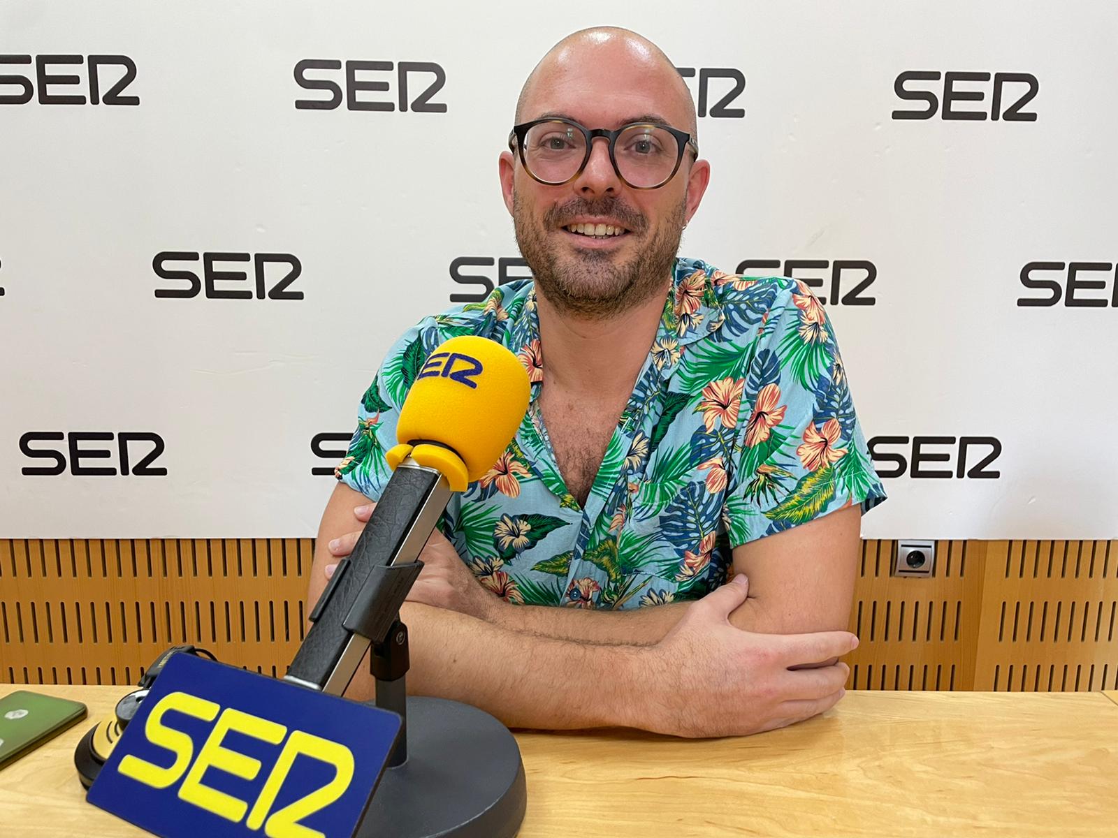 Gabriel Almagro, actor y creador de un monólogo sobre la vida de Miguel Hernández, en los estudios de Radio Murcia