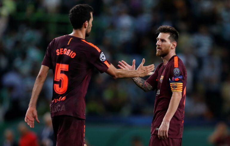 Sergio Busquets celebra con Messi la victoria en Lisboa 