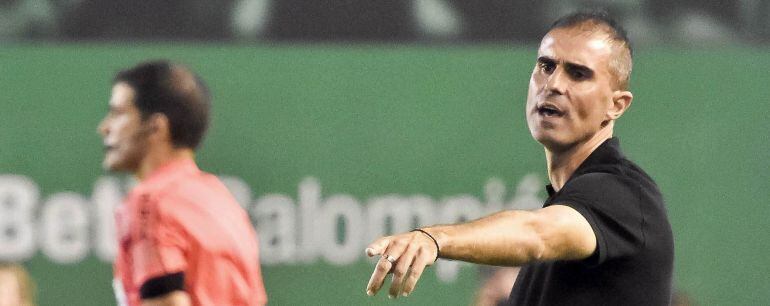 El entrenador del Deportivo, Gaizka Garitano, durante el partido contra el Betis.