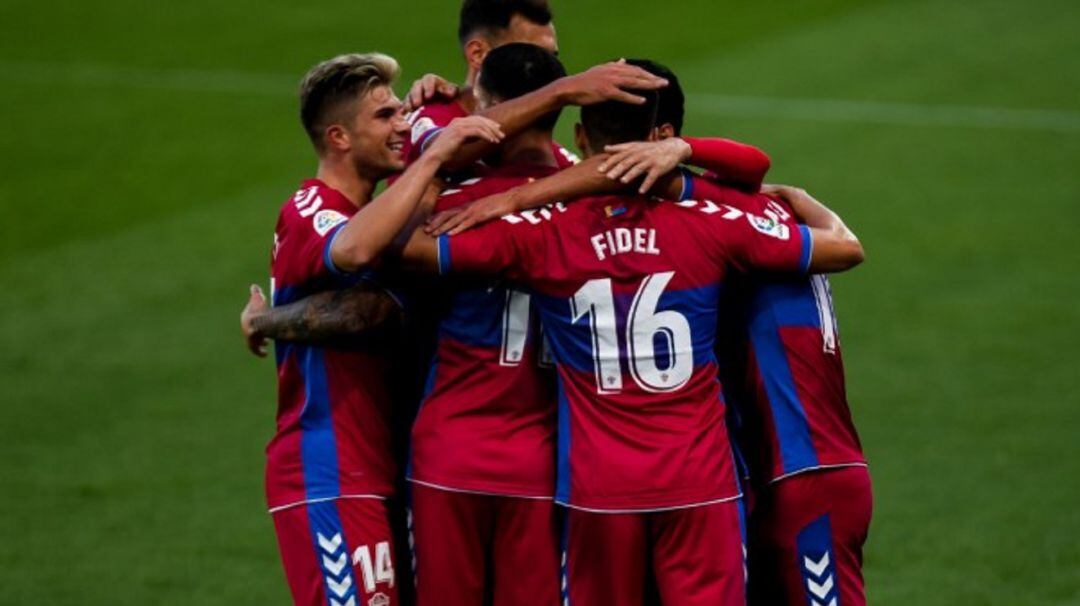 Los jugadores del Elche celebran un gol esta temporada