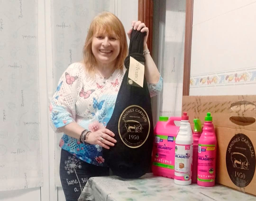 Una de las agraciadas en el sorteo de jamones de El Milagrito