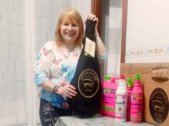 Una de las agraciadas en el sorteo de jamones de El Milagrito