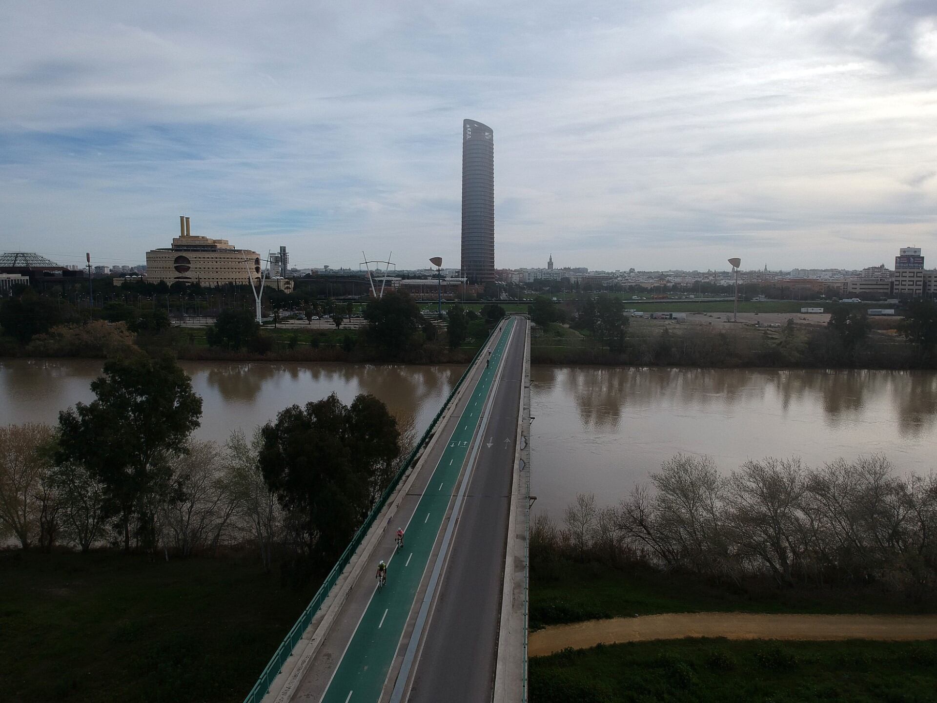 Puente de la Señorita entre Camas y la Cartuja, desde donde partirá esta plataforma reservada