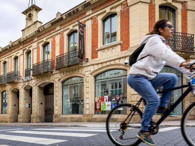 LOGROÑO 22/10/2025.- Imagen este jueves del edificio del Casino donde se ubicará un hotel. La cadena hotelera Bestprice abrirá un hotel 'premium' en el edificio que albergaba el antiguo casino de Logroño, en el casco antiguo de la ciudad, con capacidad para 63 habitaciones "de máximo confort y al mejor precio" y con una inversión de unos 5 millones de euros. EFE/Raquel Manzanares