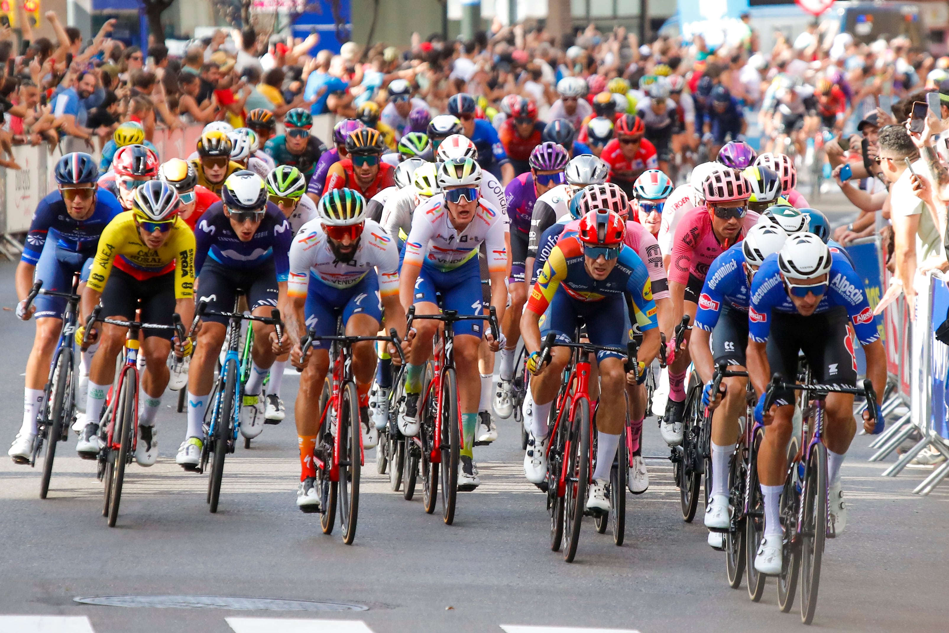 ZARAGOZA, 07/09/2023.- El pelotón en el esprint final de la 12ª etapa de la Vuelta Ciclista a España 2023, que se disputó entre Ólvega y Zaragoza, de 151 km de recorrido. EFE/Javier Cebollada