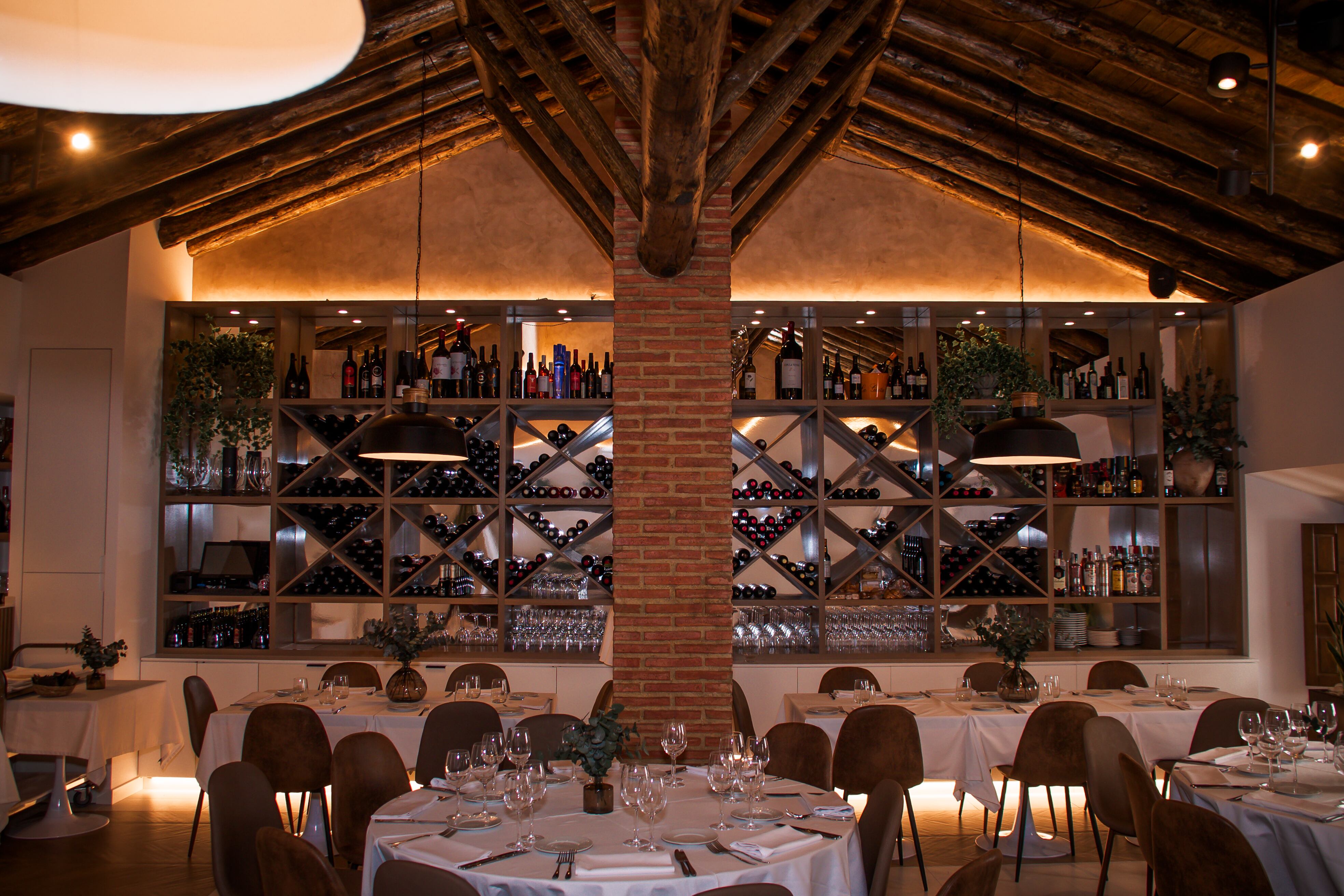 Imagen del salón interior ubicado en la segunda planta del establecimiento rondeño