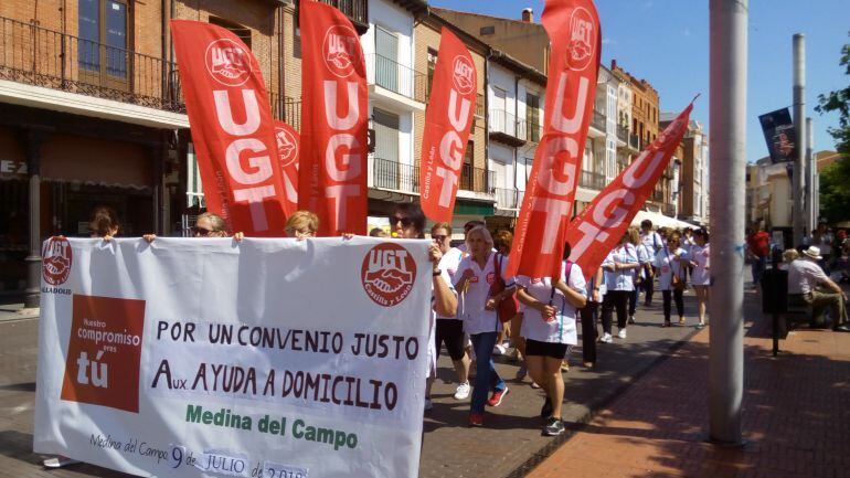 Las empleadas de ayuda a domicilio se manifiestan en la Plaza Mayor de Medina del Campo