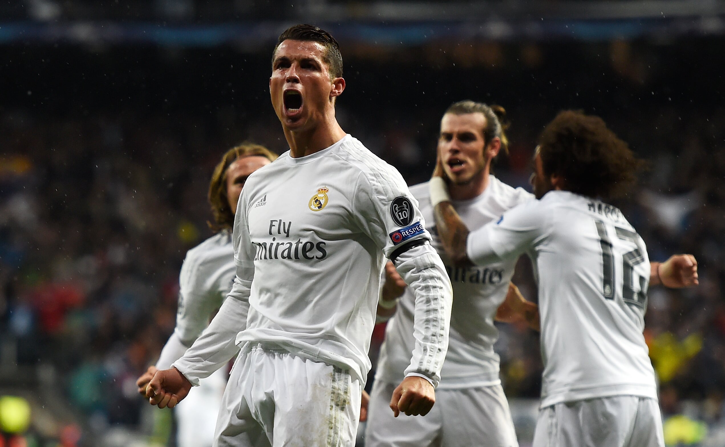 Cristiano Ronaldo festeja un gol del Real Madrid junto a sus compañeros en la UEFA Champions League