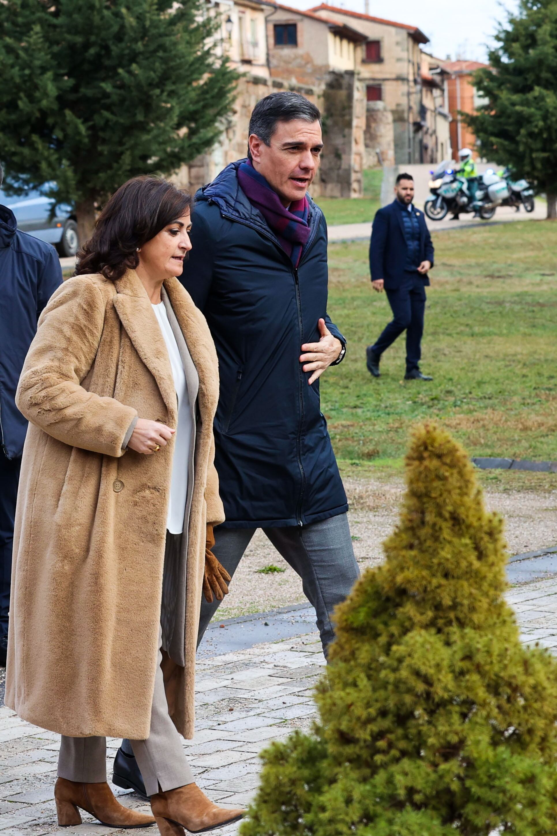 SAN MILLÁN DE LA COGOLLA (La Rioja) 07/12/2022.- El presidente del Gobierno, Pedro Sánchez, recibido por la presidenta del gobierno de La Rioja, Concha Andreu, antes de visitar San Millán de la Cogolla con motivo de la celebración del 25 aniversario de la declaración de sus monasterios de Yuso y Suso como Patrimonio de la Humanidad. EFE/ Raquel Manzanares.
