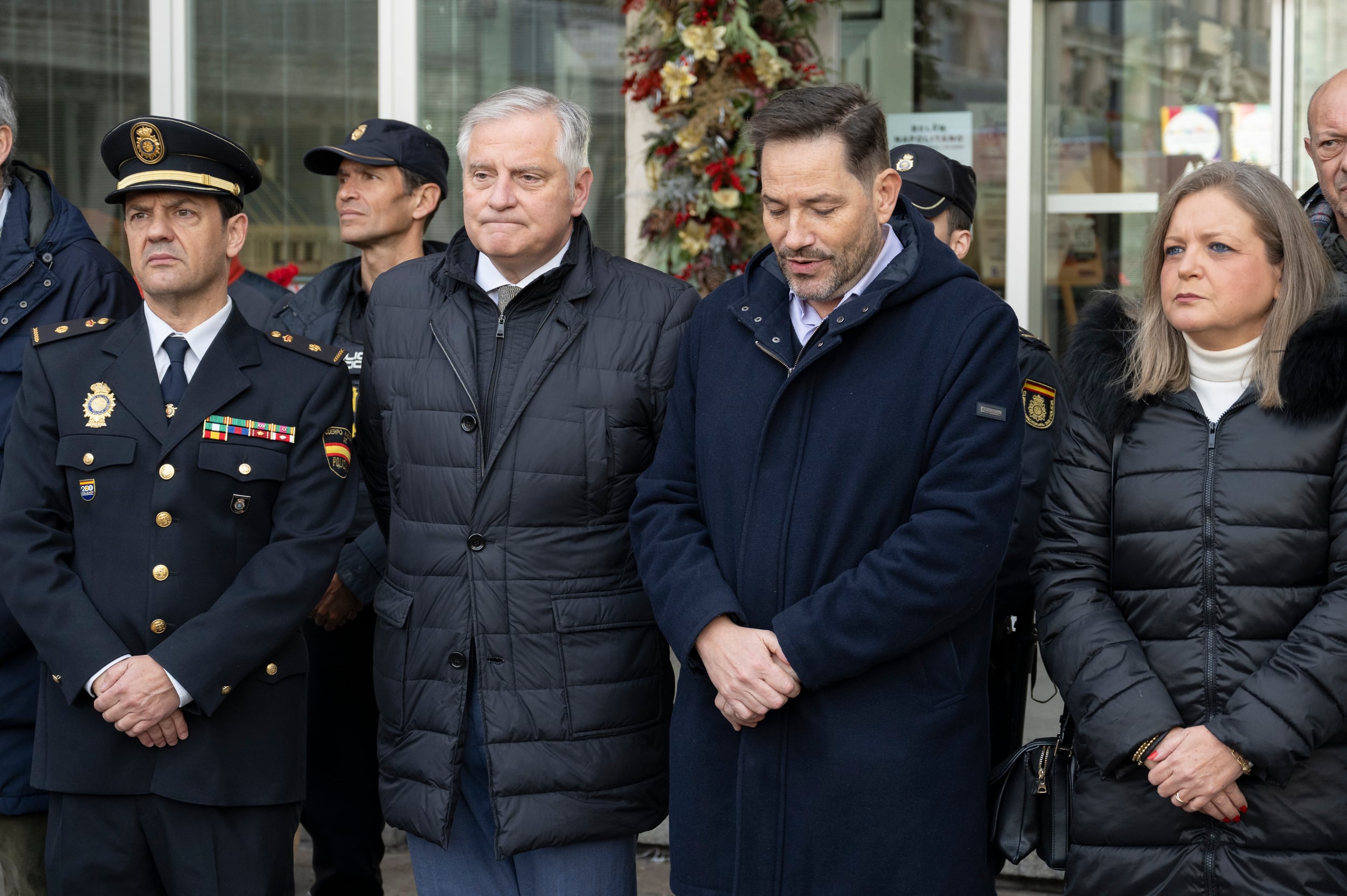 CIUDAD REAL (ESPAÑA), 13/12/2025.- El subdelegado del Gobierno de España en la provincia de Ciudad Real, David Broceño (2d), y el alcalde de Ciudad Real, Francisco Cañizares (2i), durante el minuto de silencio guardado este sábado a las puertas del Ayuntamiento de Ciudad Real en señal de duelo y respeto por el fallecimiento de un bebé de seis meses, presuntamente a manos de sus padres. EFE/Jesús Monroy