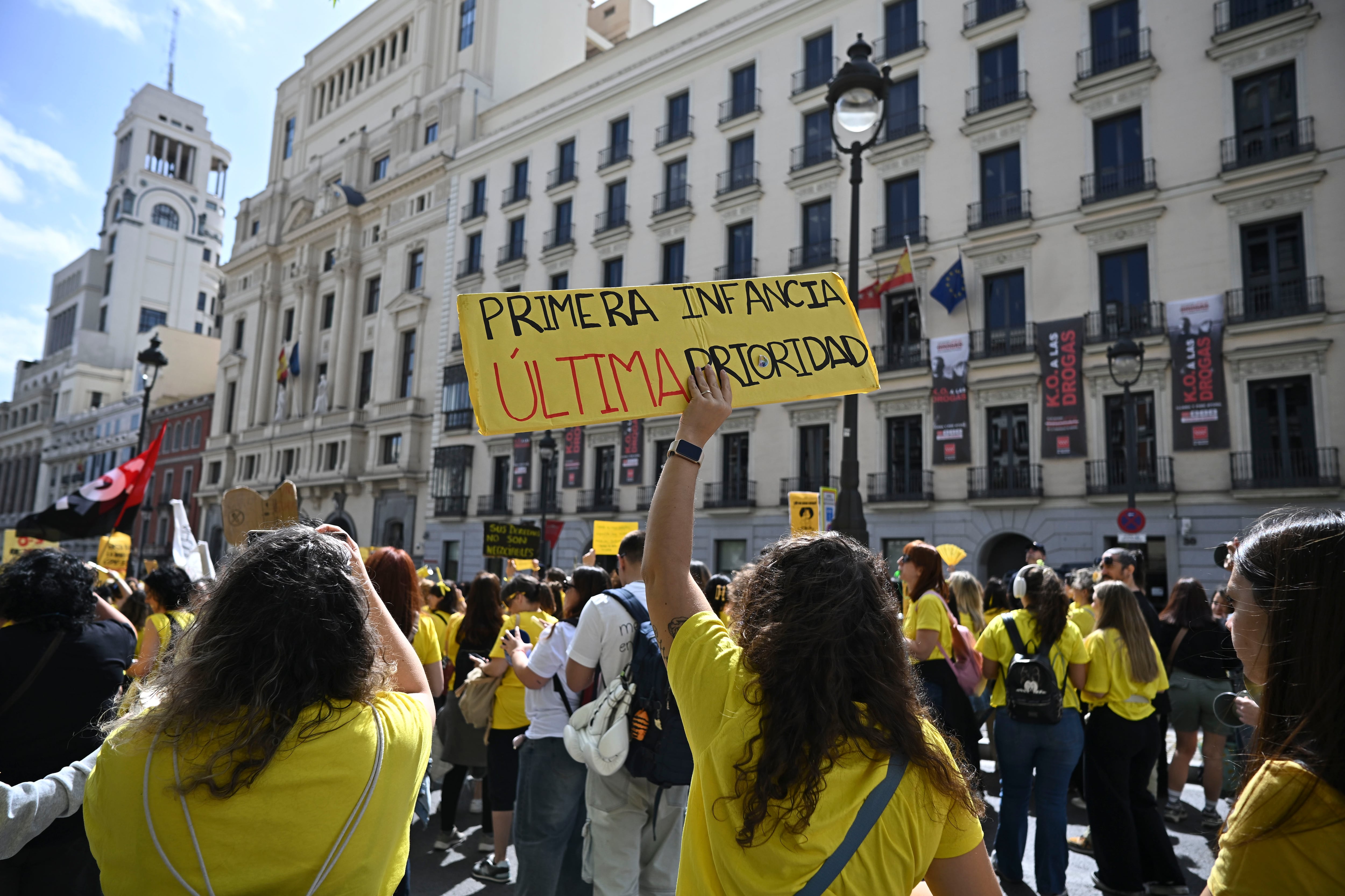  Asistentes a la concentración de educadoras de infantil en huelga indefinida ante la Consejería de Educación el 22 de abril de 2026. EFE/ Fernando Villar