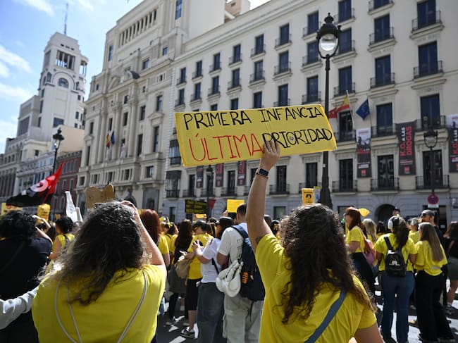 Asistentes a la concentración de educadoras de infantil en huelga indefinida ante la Consejería de Educación el 22 de abril de 2026. EFE/ Fernando Villar