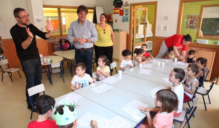 El alcalde, Francisco Javier Ayala, visita una de las Fuenlicolonias.