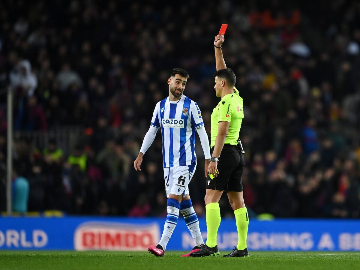 "Por encima del tobillo no hay discusión": Iturralde González explica la expulsión de Brais Méndez ante el Barça