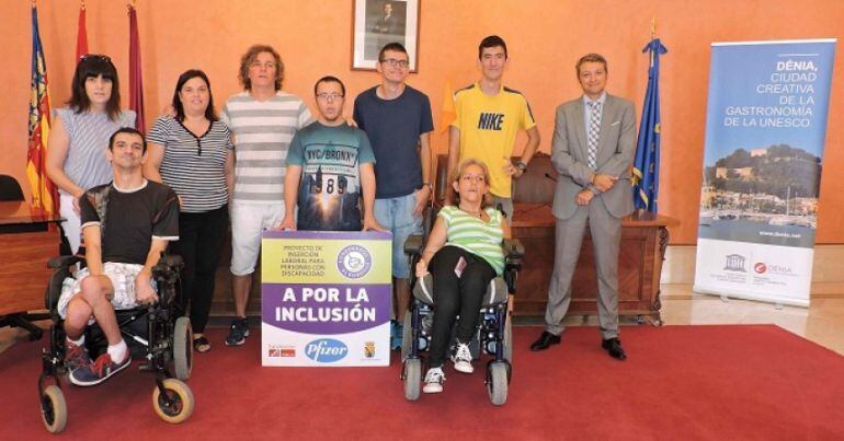 Miembros de la asociación &#039;Condenados al bordillo&#039; durante la presentación del programa.