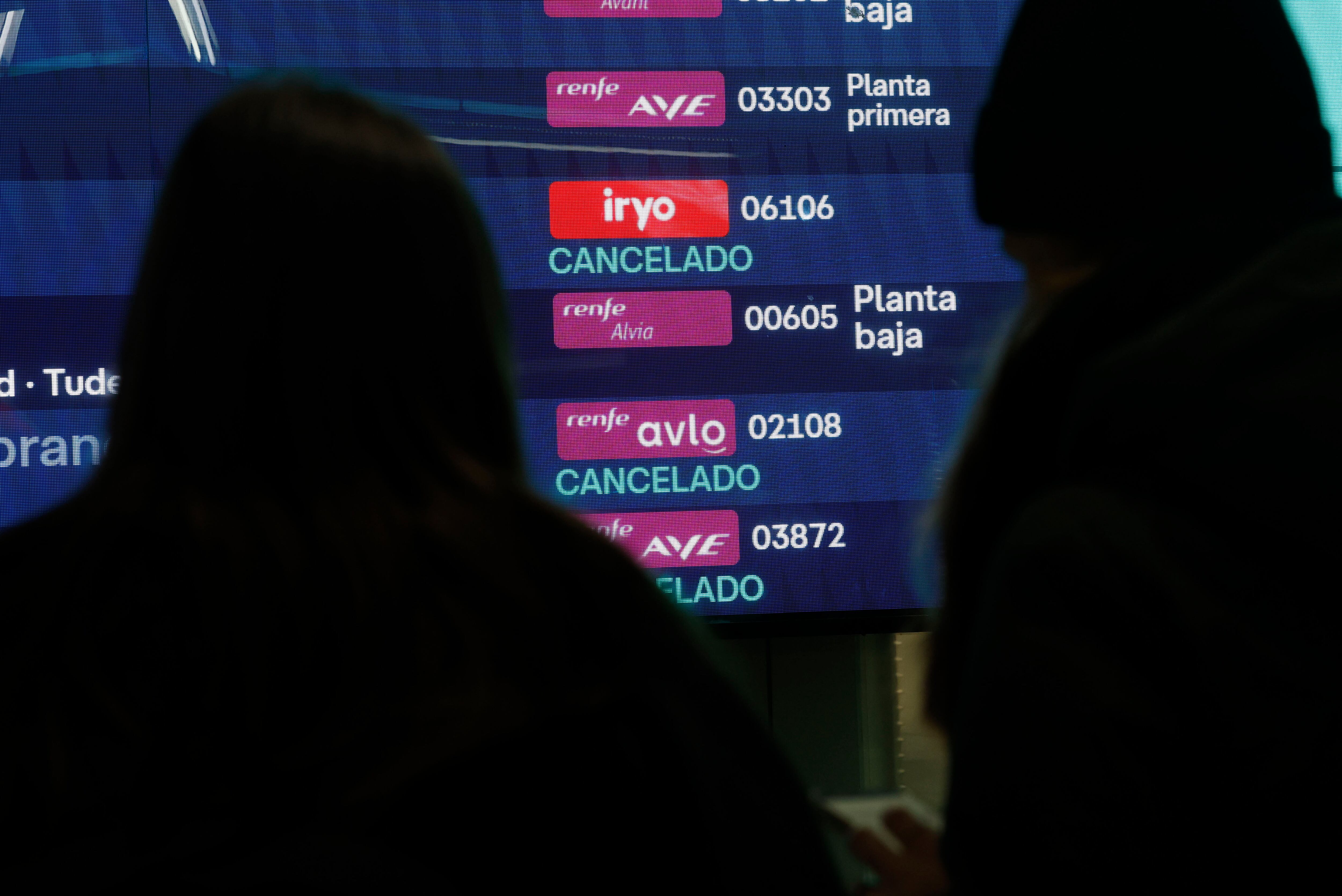  Pantalla de información en el área de salidas, este lunes, en la estación de Atocha de Madrid