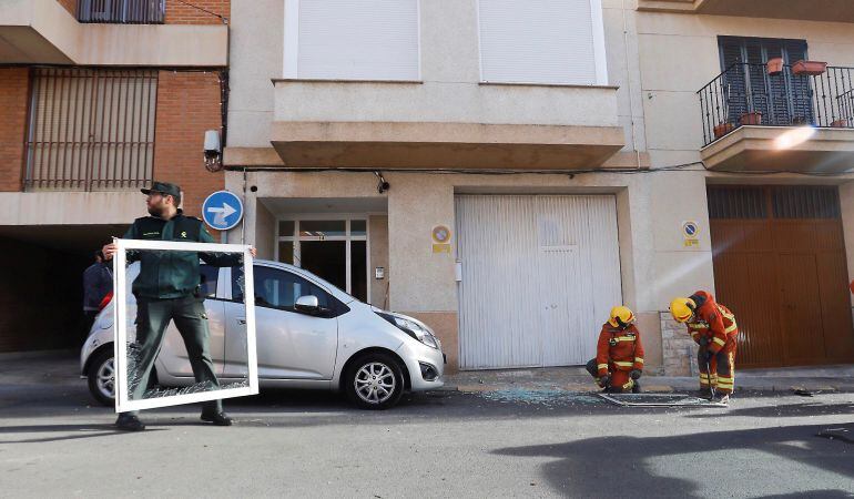 La Guardia Civil ha detenido al hombre que se ha saltado la orden de alejamiento que tenía sobre su expareja y se había atrincherado armado con una escopeta en una casa de la localidad valenciana de Requena donde vive la mujer, que ha quedado liberada y n