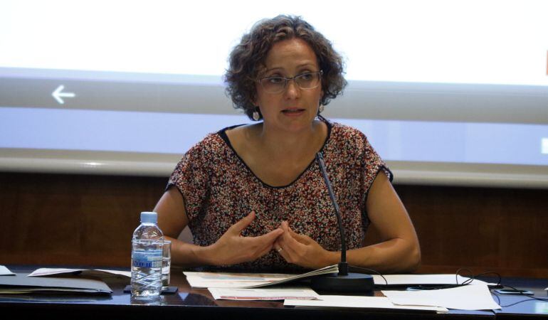 Pla mitjà de la consellera d'Ensenyament, Meritxell Ruiz, durant la roda de premsa d'inici de curs aquest 1-9-16.