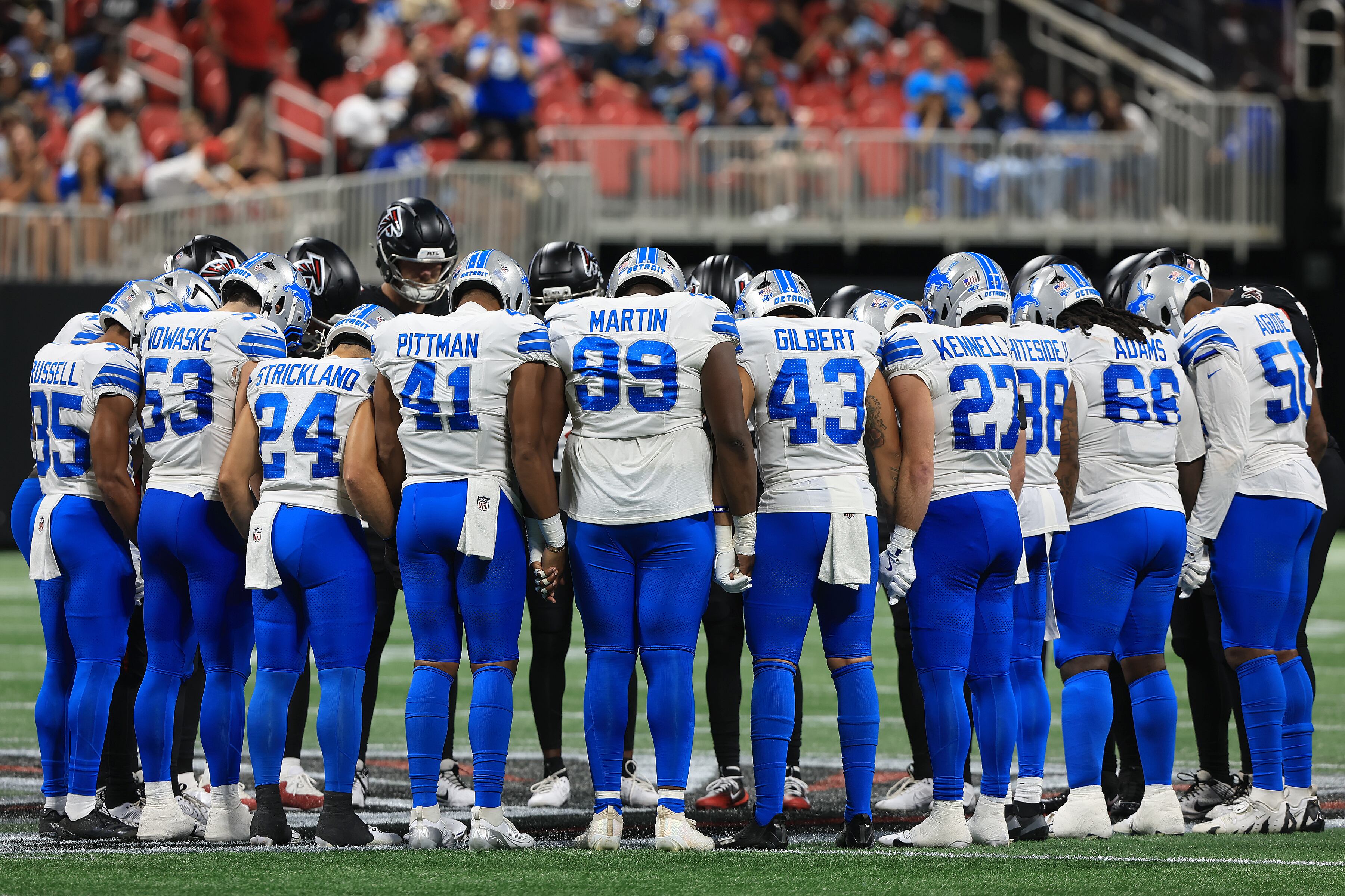 ATLANTA, GEORGIA - 8 DE AGOSTO: Los Lions y los Falcons rezan en el centro del campo tras la lesión de Morice Norris, número 26 de los Detroit Lions, durante el partido de pretemporada de la NFL disputado el viernes por la noche entre los Atlanta Falcons y los Detroit Lions el 8 de agosto de 2025 en el Mercedes-Benz Stadium de Atlanta, Georgia. (Foto de David J. Griffin/Icon Sportswire vía Getty Images)